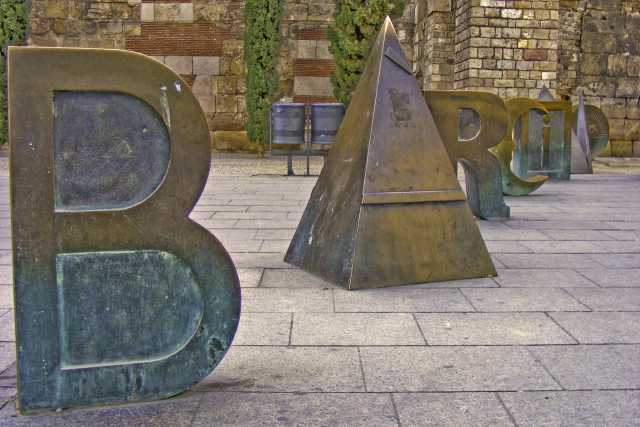 Скульптурная группа Жуана Броссы «Барсино» (Барселона, 2008 г.)